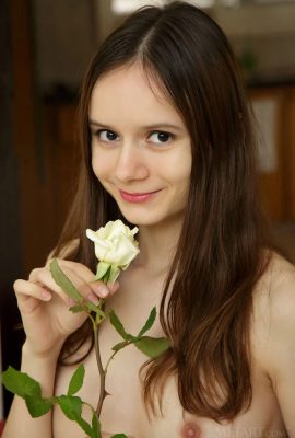 ปรากฎว่าสาว ๆ ก็ชอบจัดดอกไม้และสวยกว่าดอกไม้ด้วย Eiby Shine (84P)